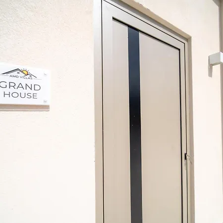 Grand House - Private Outdoor Jacuzzi - Sleeps 6 *