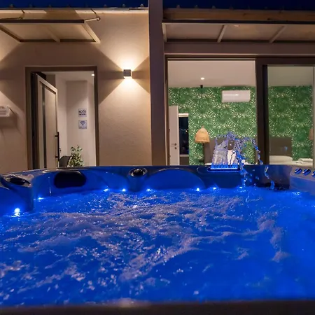 Grand House - Private Outdoor Jacuzzi - Sleeps 6 Σπίτι διακοπών