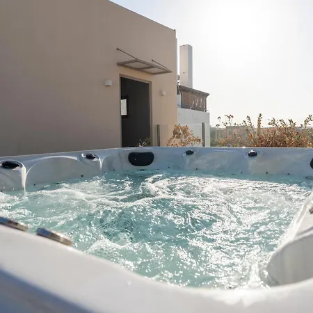 Grand House - Private Outdoor Jacuzzi - Sleeps 6