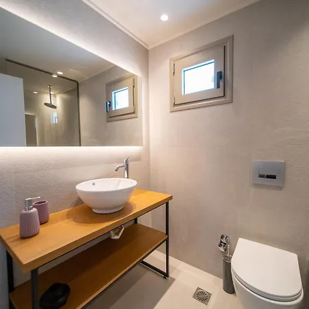Grand House - Center - Sleeps 6 *