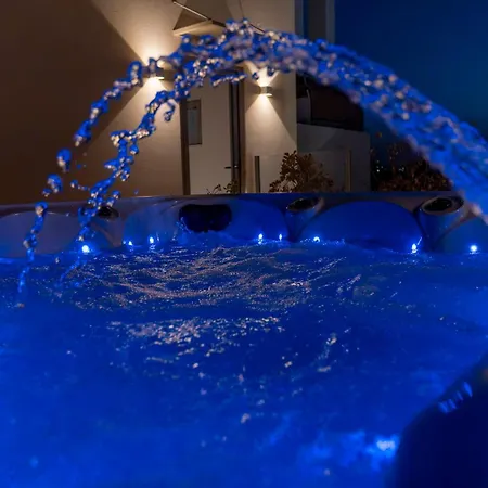 Nyaraló Grand House - Private Outdoor Jacuzzi - Sleeps 6