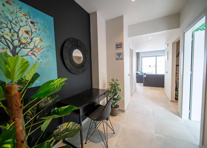 Grand House - Private Outdoor Jacuzzi - Sleeps 6 Χερσόνησος