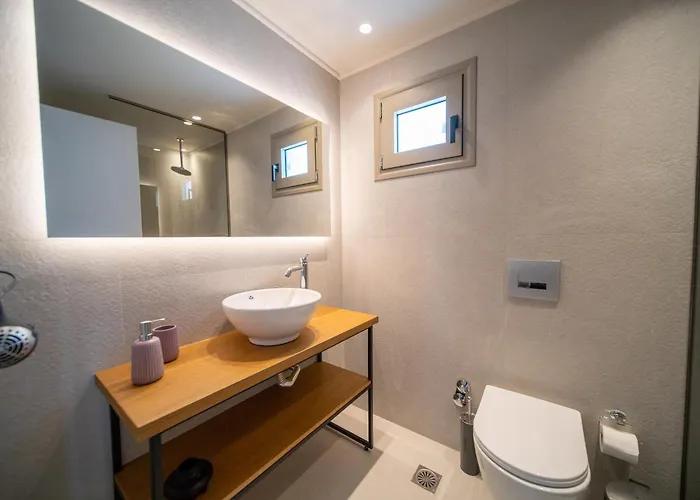 Grand House - Private Outdoor Jacuzzi - Sleeps 6 *