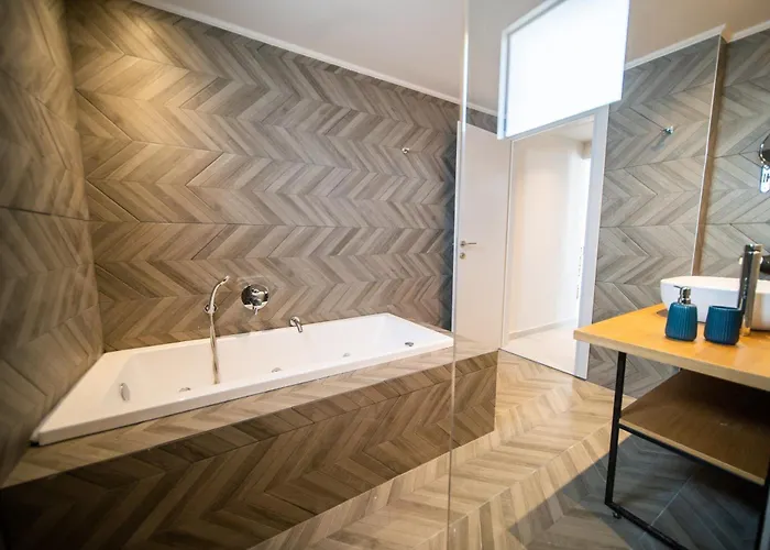 Grand House - Private Outdoor Jacuzzi - Sleeps 6 * Χερσόνησος