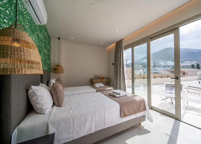 Grand House - Private Outdoor Jacuzzi - Sleeps 6 *