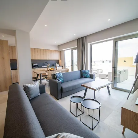 Grand House - Private Outdoor Jacuzzi - Sleeps 6 * Hersónissos