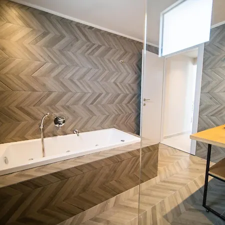 Grand House - Private Outdoor Jacuzzi - Sleeps 6 * Hersónissos