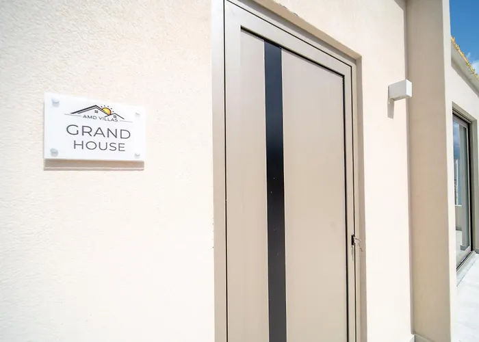 Grand House - Private Outdoor Jacuzzi - Sleeps 6 *