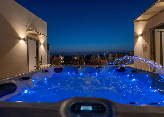 Grand House - Private Outdoor Jacuzzi - Sleeps 6 Будинок відпочинку